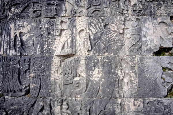 Detalle de tallas de piedra en sitio arqueológico Chichén Itzá —  Fotos de Stock