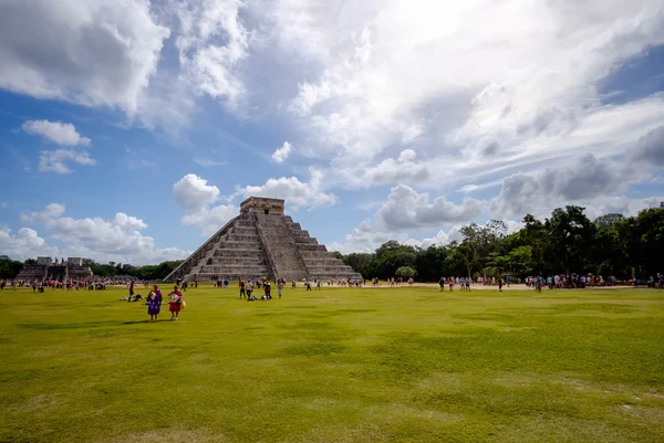 CHICHEN ITZA, MÉXICO - 31 DE DICIEMBRE DE 2015: Visitas de multitudes — Foto de Stock