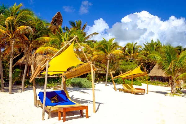 Cena tranquila de praia oceânica com palmeiras e camas — Fotografia de Stock