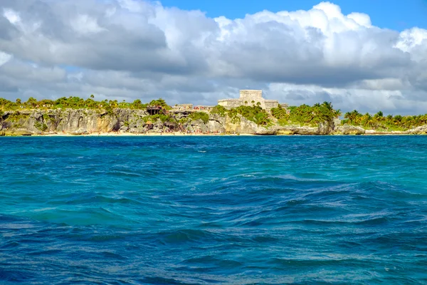 Vista del paisaje oceánico de las ruinas mayas en la costa del océano — Foto de Stock