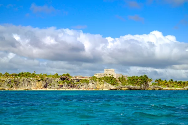 Vista da paisagem das ruínas maias na costa de Tulum — Fotografia de Stock