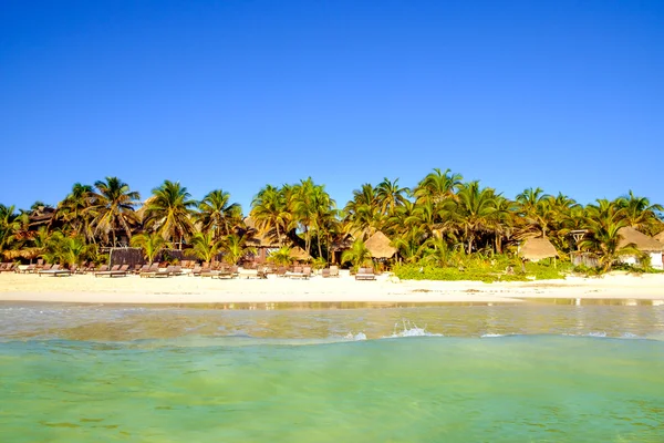 Vista panorâmica da paisagem da praia de verão com palmeiras — Fotografia de Stock