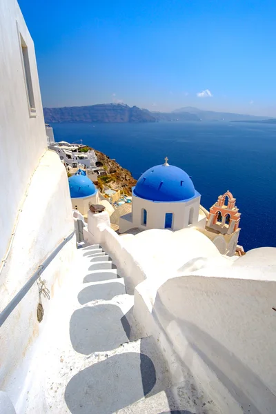 Festői kilátást Santorini kupolák, kék és fehér házakat — Stock Fotó