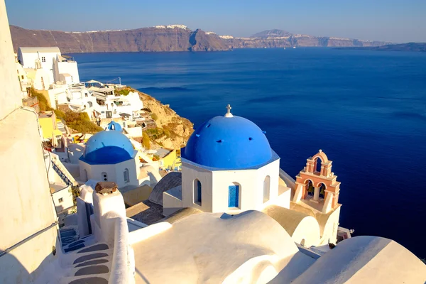 Schilderachtig uitzicht op prachtige witte huizen en blauwe dones, Santorini — Stockfoto