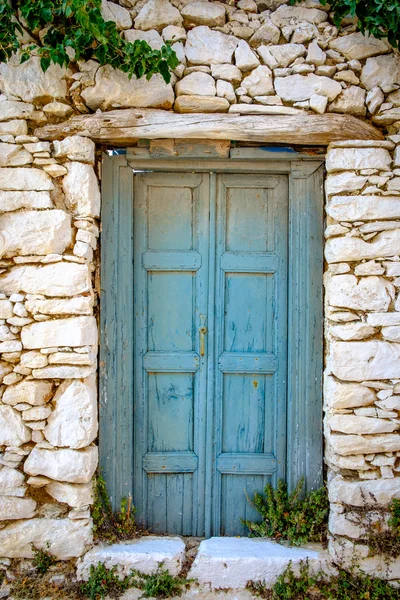 Detail of blue wooden door in vintage stone wall — Stock Photo, Image