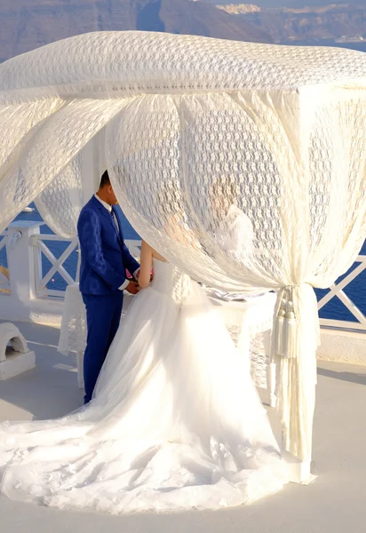 Bride and groom holding hands during wedding ceremony — Stock Photo, Image