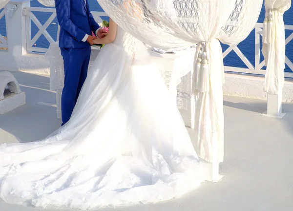 Bride and groom holding hands during wedding ceremony — Stock Photo, Image