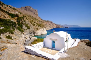 Romantik manzara görünümü Şapel ile Beach Amorgos, Yunanistan