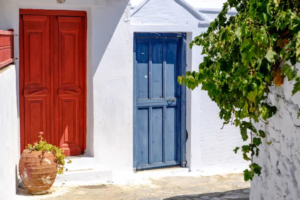 Porte colorate in strada bianca mediterranea, Amorgos, Grecia — Foto Stock