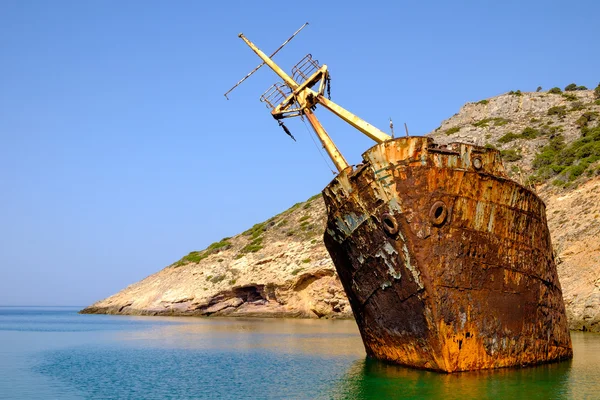 Vista panoramica del naufragio arrugginito abbandonato, isola di Amorgos — Foto Stock