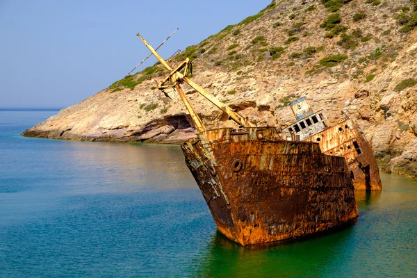 Vista panoramica del naufragio arrugginito abbandonato, isola di Amorgos — Foto Stock