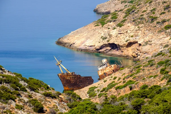 Vacker utsikt över övergivna rostig skeppsbrott, Amorgos ö — Stockfoto