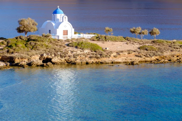 Landschapsmening van witte kerk op mediterrane strand, Amorgos — Stockfoto