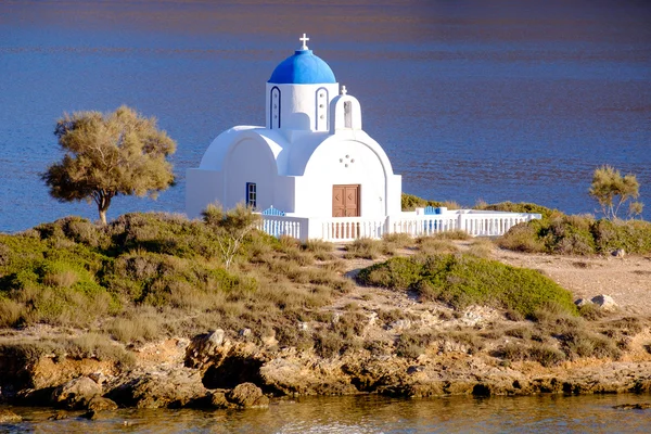 Veduta panoramica della chiesa bianca sulla spiaggia mediterranea, Amorgos — Foto Stock