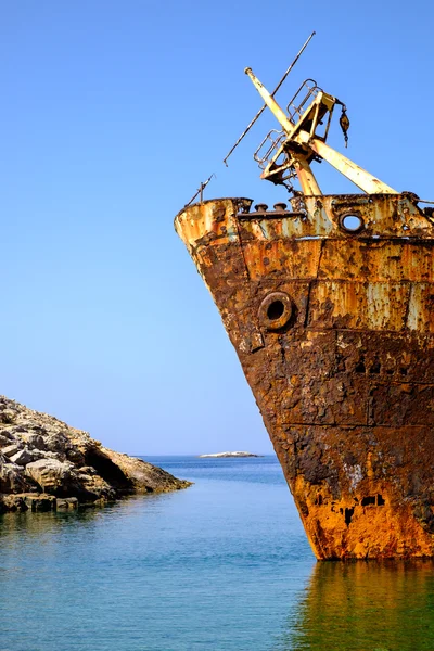 Dettaglio del naufragio arrugginito abbandonato sull'isola di Amorgos — Foto Stock