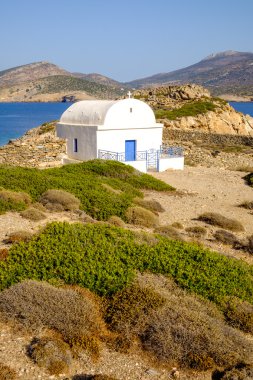 Doğal görünümünü beyaz Şapeli'nde güzel okyanus kıyı şeridi, Yunanistan