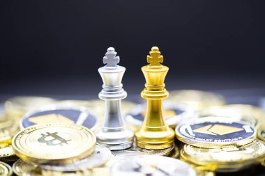 Kripto parasıyla Altın Kral ve Gümüş Kraliçe Satranç. Ekonomi piyasasında uygun bir ödeme. Satranç tahtası arka planında yatırım ticareti kavramını finanse etmenin modern yolu..