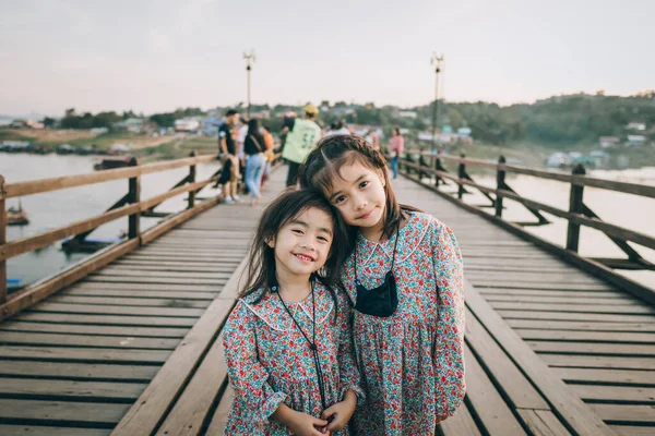 Two Children Travel Mon Bridge Bridge — Stock Photo, Image