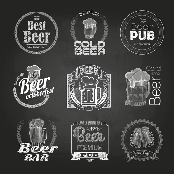 Conjunto de dibujos de cerveza tiza. Etiquetas decorativas de tiza — Vector de stock