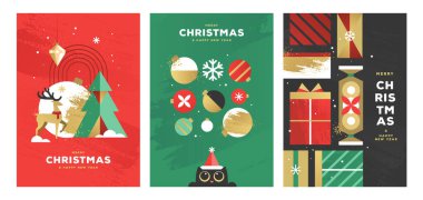 İçinde komik kedi, geyik, noel ağacı, takılar ve hediye kutuları olan Noel tatili posterleri. Noel tebrik kartı tasarımı. Vektör illüstrasyonu