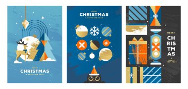 İçinde komik kedi, geyik, noel ağacı, takılar ve hediye kutuları olan Noel tatili posterleri. Noel tebrik kartı tasarımı. Vektör illüstrasyonu