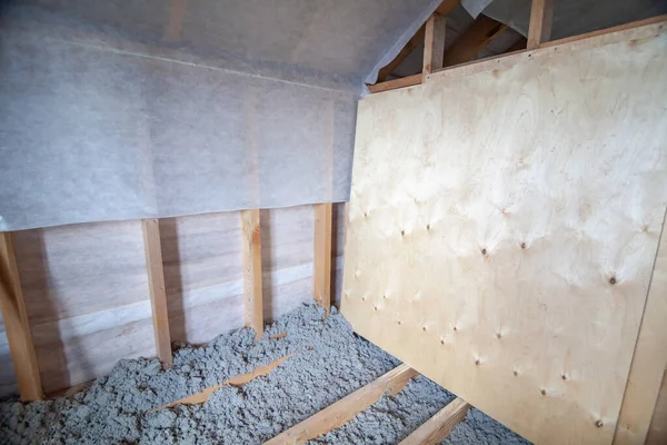 床はセルロースで断熱され、蒸気バリアと合板で密封されています。フレームハウスの建設. — ストック写真