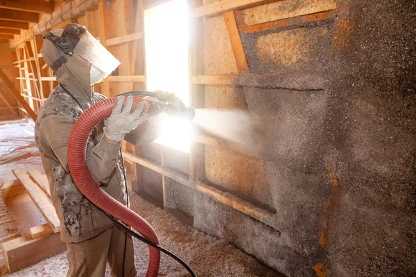 Spruzzare l'isolamento della cellulosa sulla parete — Foto Stock