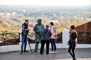 Güzel bir panoramanın arka planına karşı küçük bir şirketin büyüleyici sohbeti.                               