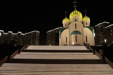 Tapınağa giden parlayan merdiveni gece görüşü
