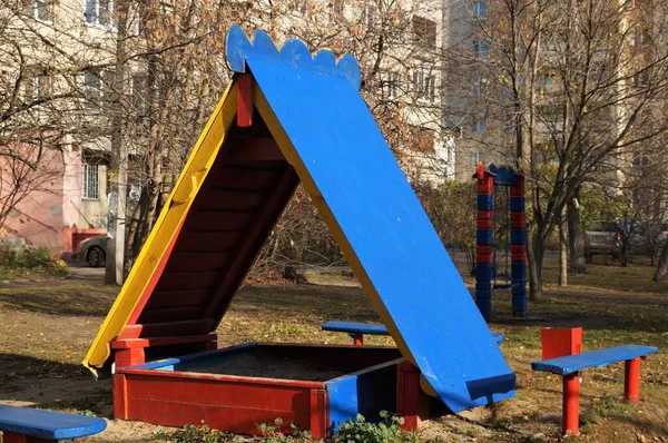 Parte Pequeño Parque Infantil Para Juegos Colores Brillantes — Foto de Stock