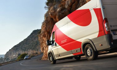Kas / Türkiye - 10.08.18: Bpost 'un teslimat minibüsü (Belçika Posta Grubu)