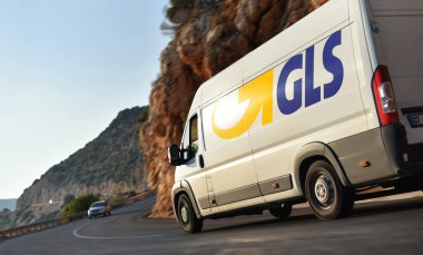 Kas / Türkiye - 10.08.18: Genel Lojistik Sistemleri B.V., kırsal kesimde hız yapan GLS dağıtım minibüsüne kısaltıldı