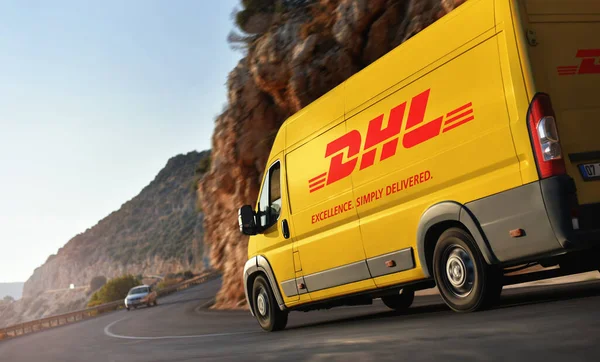 Kas / Türkiye - 10.08.18: DHL (Dalsey, Hillblom ve Lynn) dağıtım aracı kırsaldan hızla geçiyor