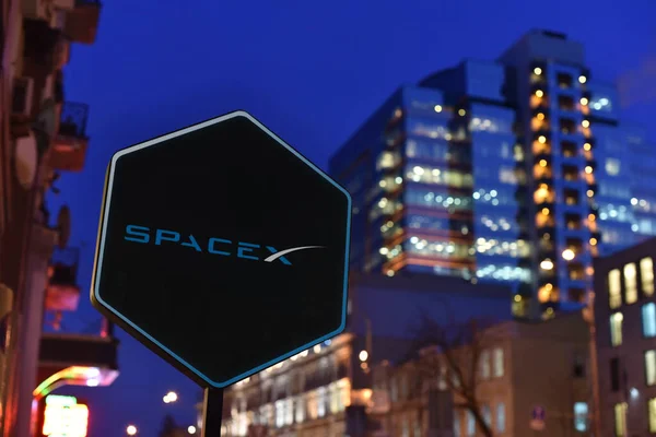 Kijów Ukraina Signboard Spacex Jest Amerykańskim Producentem Firmą Usług Transportu — Zdjęcie stockowe