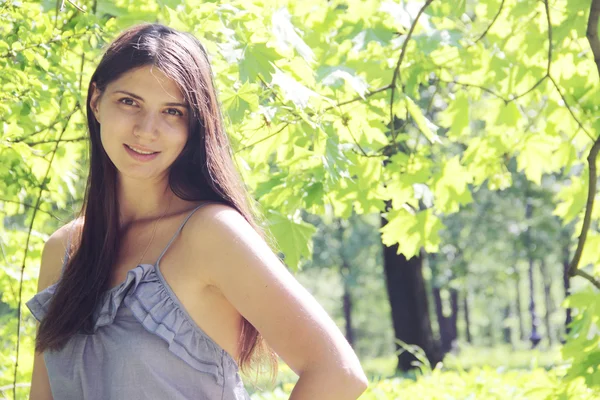 Femme au parc du printemps — Photo