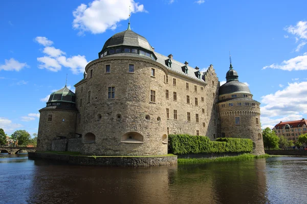 在阳光灿烂的夏天的一天，瑞典厄勒布鲁城堡 — 图库照片