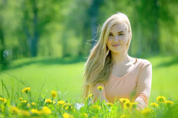 Mujer tendida en el parque de primavera —  Fotos de Stock