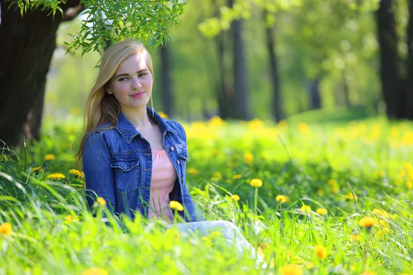 Mujer en Spring park — Foto de Stock