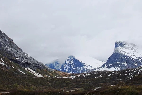 Hermosas montañas de Noruega primavera con nieve derretida en las cimas —  Fotos de Stock