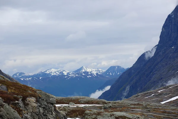 Hermosas montañas de Noruega primavera con nieve derretida en las cimas —  Fotos de Stock