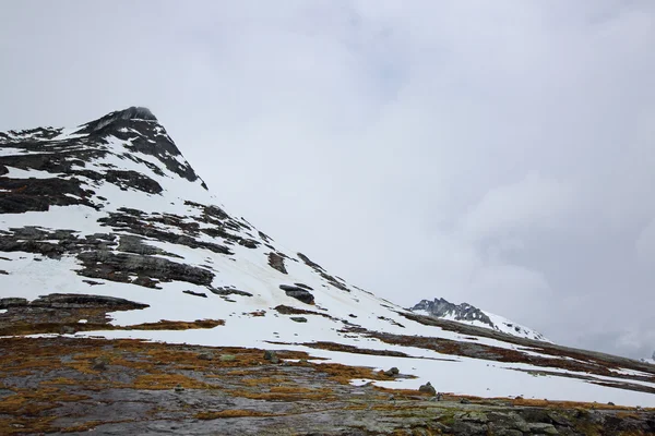 Krásný jarní Norsko hory s tajícím sněhem na vrcholcích — Stock fotografie