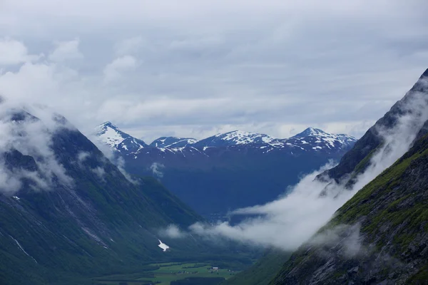 Foggy montagnes en Norvège — Photo