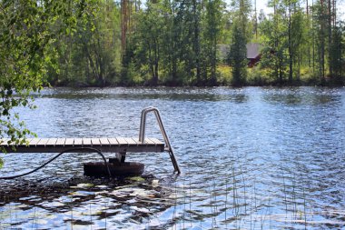Göl kenarında ahşap iskele 