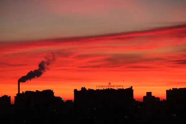 Nascer do sol sobre a cidade — Fotografia de Stock