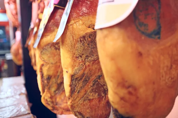 Traditionele Spaanse Jamón benen op showcase in winkel — Stockfoto