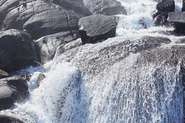 Wasserfall Langfossen im Sommer — Stockfoto