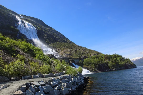 Langfossen vodopád v létě — Stock fotografie