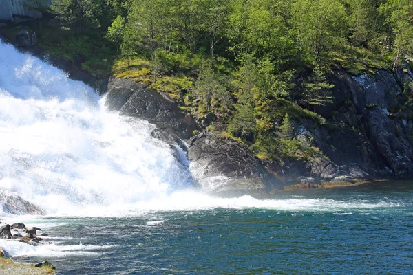 Лангфоссенский водопад летом — стоковое фото