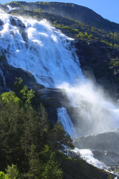 Langfossen vodopád v létě — Stock fotografie