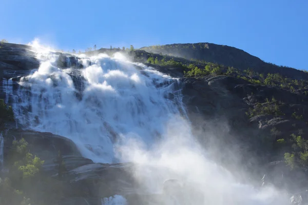 Langfossen vattenfall i sommar — Stockfoto